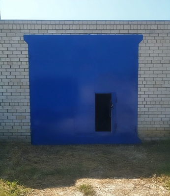 Ворота синего цвета