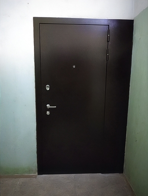 Дверь с боковым расширением