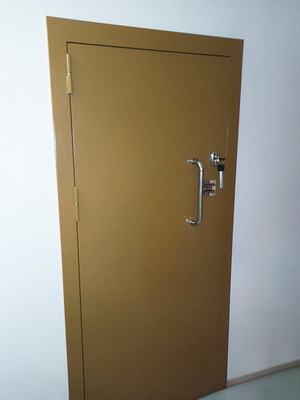 Дверь с кодовым замком и ручкой-скобой Дверь с кодовым замком и ручкой-скобой