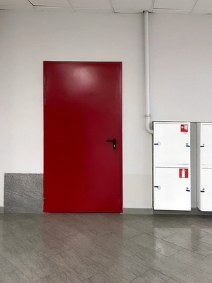 Красная огнеупорная дверь Красная огнеупорная дверь